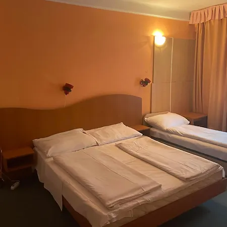 Tifani Szallo 3*